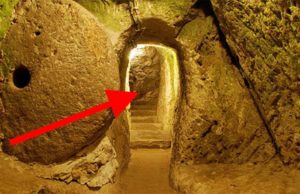 Tumbó una pared de su casa para remodelarla; detrás descubrió un pasadizo hacia un lugar increíble