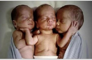 Madre corre al hospital para dar a luz trillizos: entonces los médicos miran sus caras y se quedan helados