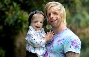 Fue abandonado al nacer y un millonario lo adoptó. No creerás lo que hace con el dinero!