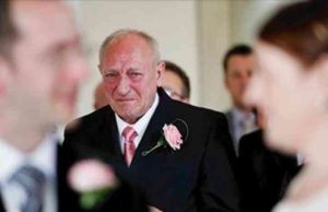 Fue engañado para pagar la boda de su hijastra, él responde con 5 palabras que congelaron a todos