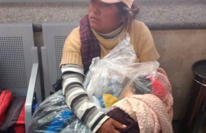 Detienen a una mujer que llevaba a su hijo muerto y envuelto en una bolsa para poder sepultarlo en Puebla