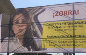 Mujer mexicana se venga de la amante de su esposo con un enorme cartel ¡zorra!