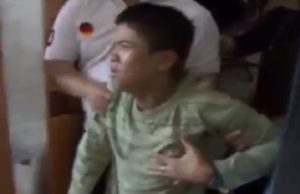 “Joven gallina” pone un huevo delante de médicos para que creyeran su increíble historia