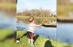 La primera experiencia de un niño pescando en el río