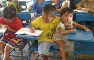 Conoce a “Justin” el niño de 7 años lleva a su hermano menor a la escuela para no perder clases