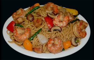 Como preparar Chow mein con camarones y pollo