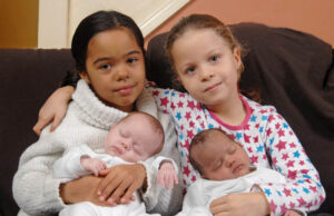 Una madre da a luz a mellizas birraciales solo para recibir otra sorpresa 7 años después