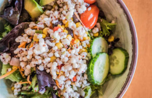 Ensalada de quinoa y verduras nutritiva y baja en calorías que te llenará de energía