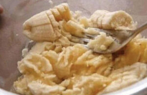 Aplasta un plátano y añade estos 2 ingredientes y nunca volverás a toser