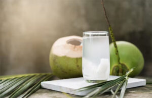 Los beneficios del agua de coco y qué enfermedades previene
