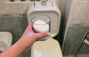 Llena un vaso de sal en el baño y estos problemas en la casa desaparecerán