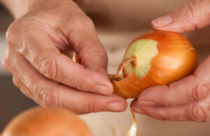 Cáscaras de cebolla, nunca las tires: no tienes idea de lo que puedes hacer con ellas